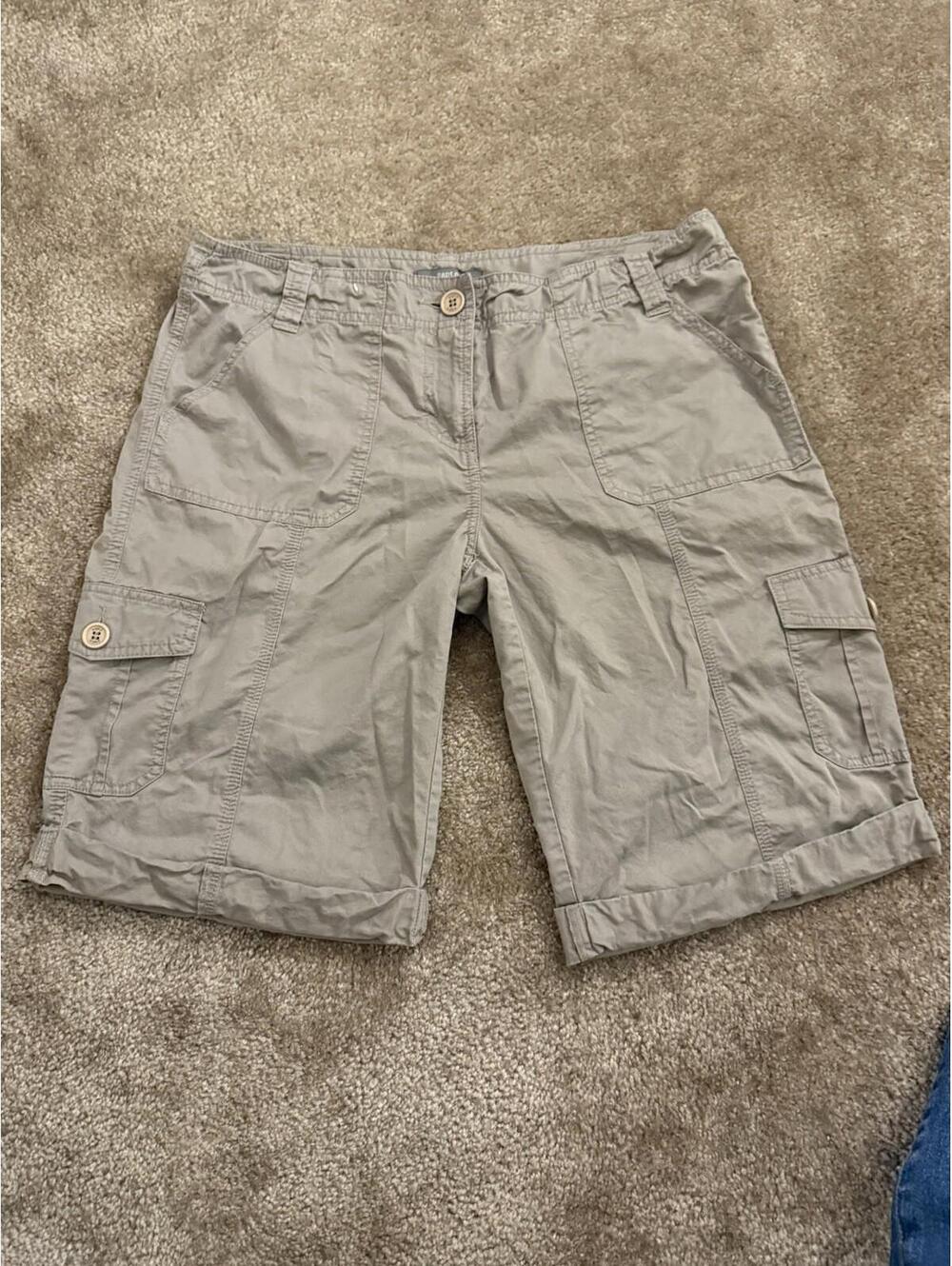 Women’s Apt 9 Gray Size 12 Capri Stretch Waist Cargo Shorts